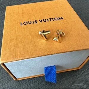 Authentic Louis Vuitton essential V Stud Earring